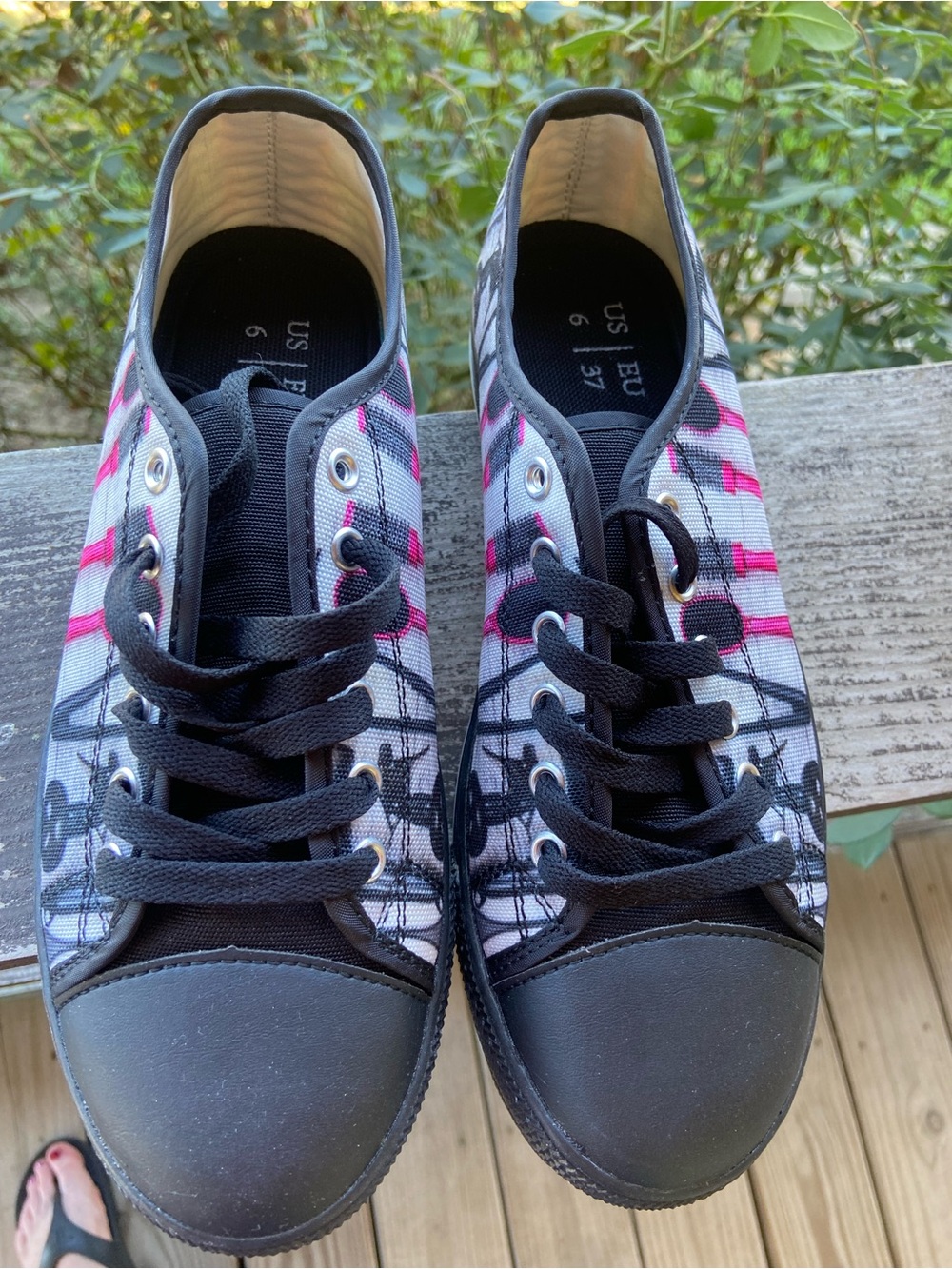 Black & Pink Graphic Lace-Up Women's Sneakers